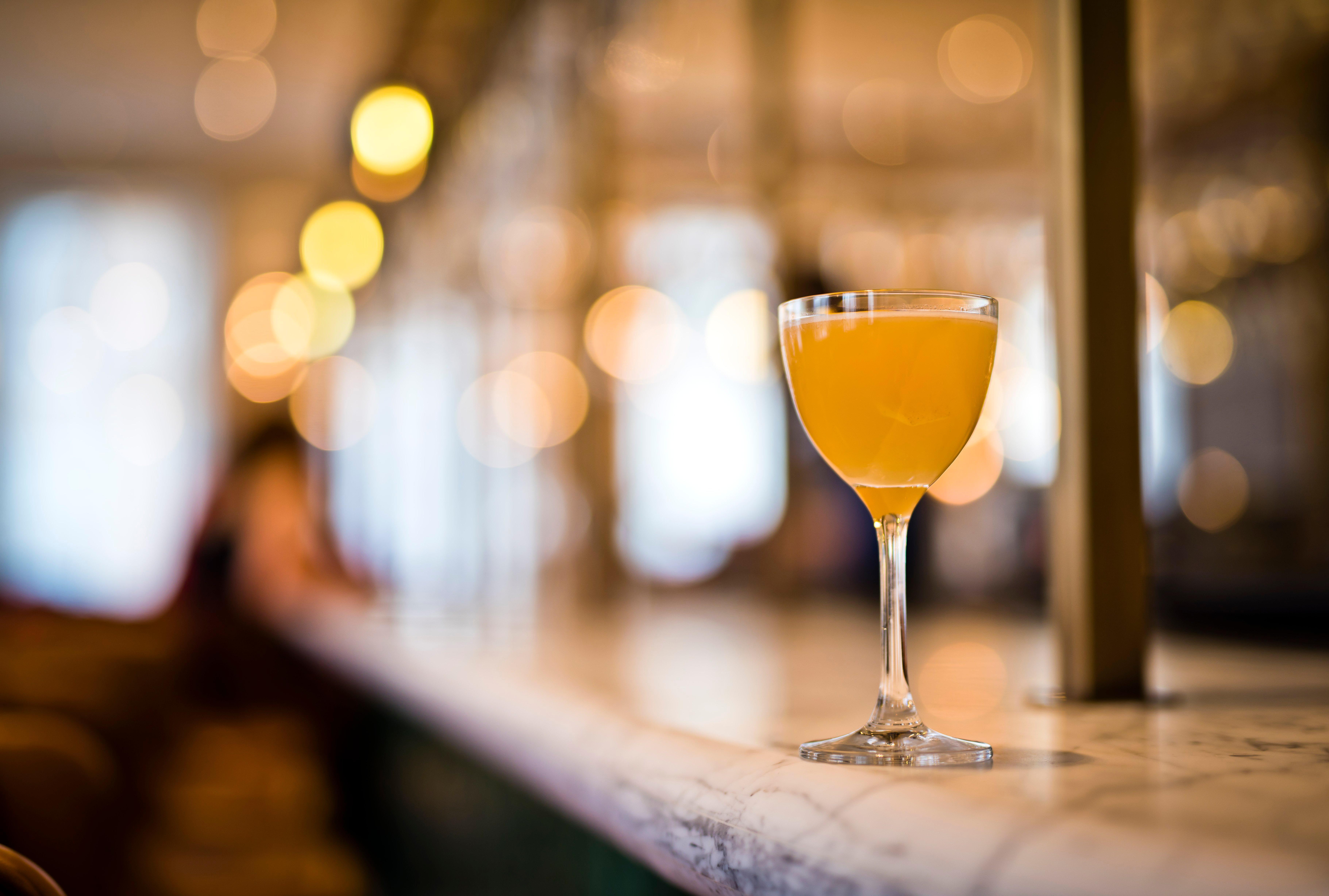 Kimpton Blythswood Square Hotel & Spa By Ihg Glasgow Ngoại thất bức ảnh A glass of orange wine