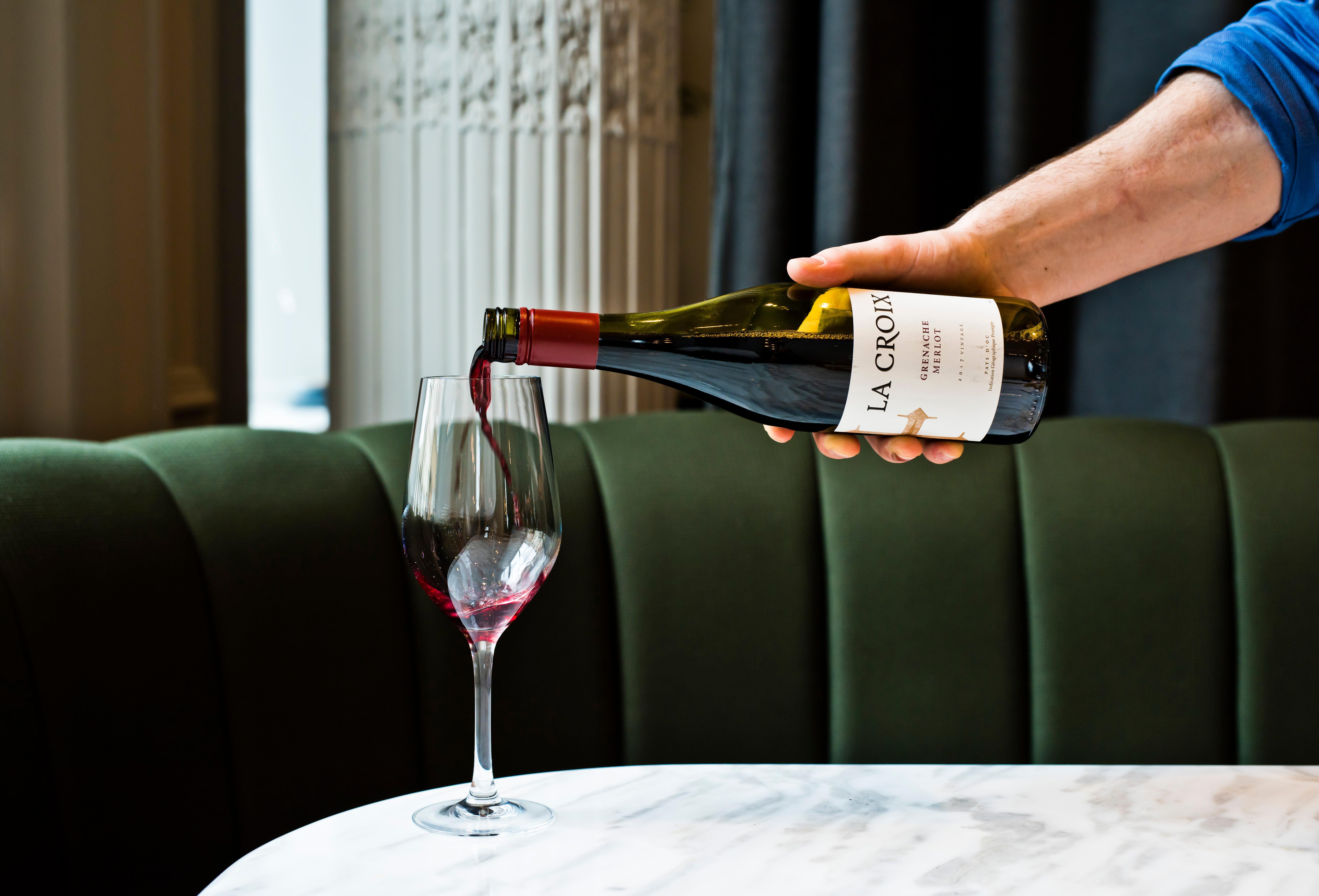 Kimpton Blythswood Square Hotel & Spa By Ihg Glasgow Ngoại thất bức ảnh Wine being poured