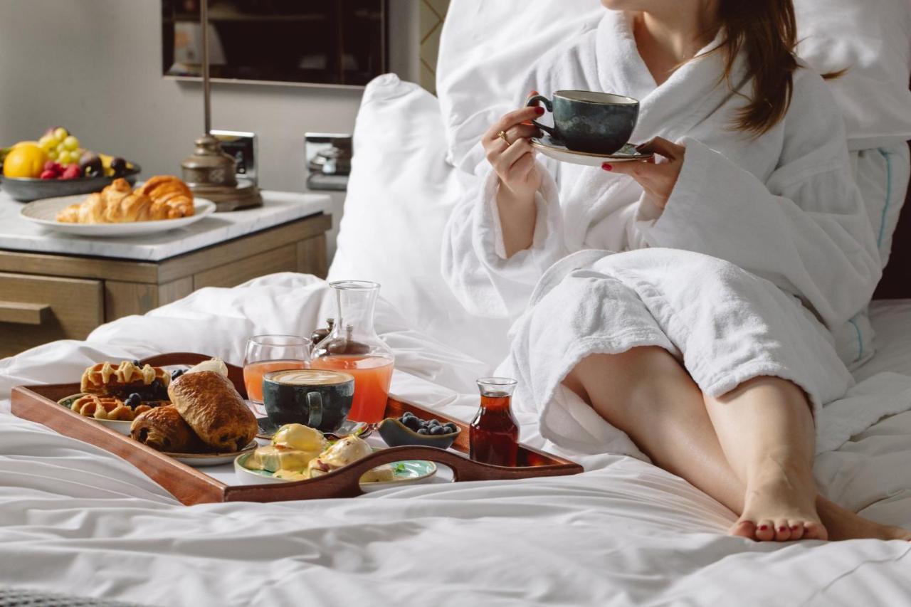Kimpton Blythswood Square Hotel & Spa By Ihg Glasgow Ngoại thất bức ảnh A woman in a bathrobe