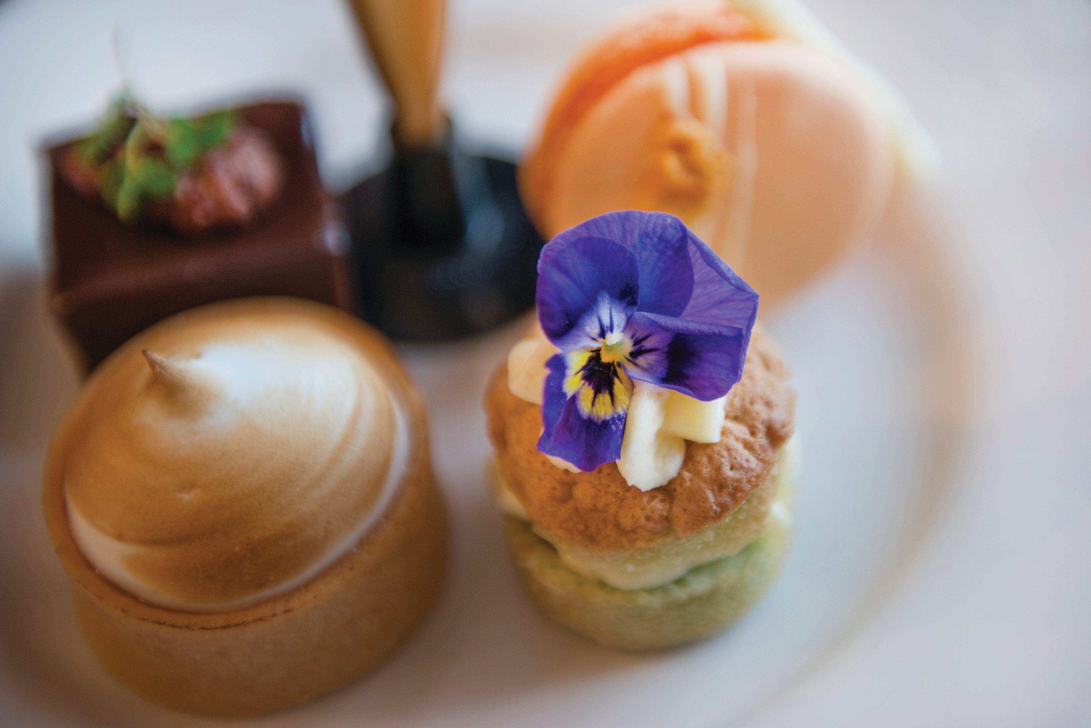 Kimpton Blythswood Square Hotel & Spa By Ihg Glasgow Ngoại thất bức ảnh A selection of petits fours