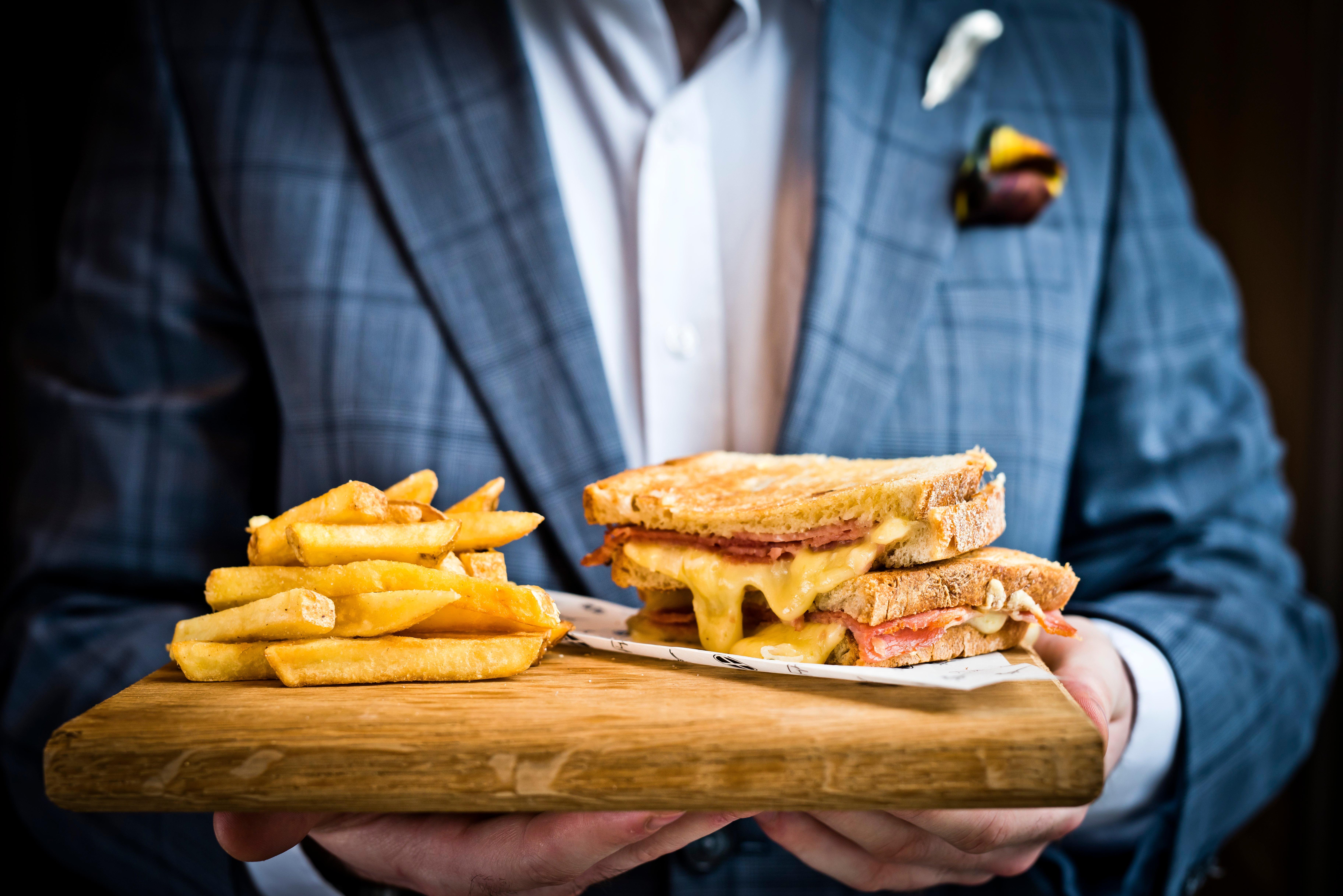 Kimpton Blythswood Square Hotel & Spa By Ihg Glasgow Ngoại thất bức ảnh A toasted ham and cheese sandwich with chips